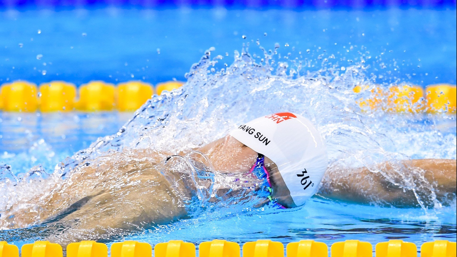 美国混合接力全程领先无悬念夺冠，美国队无缘田径混合接力决赛